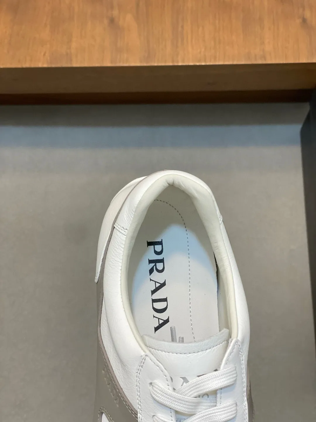 Men's Men's Shoes 💰800 Prada/Prada Men's Leather Casual Sports Shoes, a hot product made in Guangzhou! Made of imported calfskin splicing upper, three-dimensional geometric segmentation, precision manufacturing, uniform stitching, leather texture at a glance, multi-color splicing, fashionable and generous, soft, comfortable and breathable, decorated with PRADA letter logo on the outside, classic letter logo on the tongue, fabric strap on the heel, P family's classic sports shoe type, with fabric lining, silver logo cowhide foot pads, and P family's exclusive rubber outsole. The details are carefully crafted, making it a versatile item for travel! Comes with original box and dust bag! Multiple colors available! Size: 39-40-41-42-43-44 standard leather shoe size (38, 45 customized ¥)